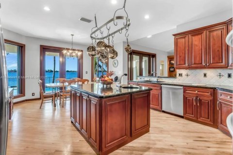 House in Pembroke Pines, Florida 6 bedrooms, 409.79 sq.m. № 1941460 - photo 13