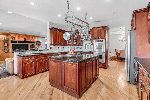 House in Pembroke Pines, Florida 6 bedrooms, 409.79 sq.m. № 1941460 - photo 14