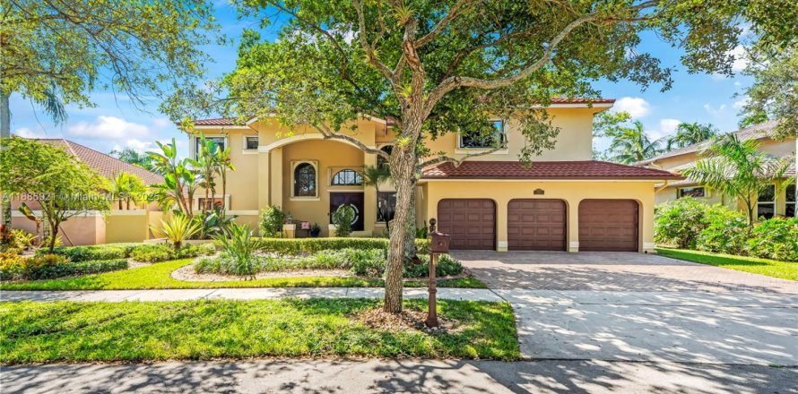 House in Pembroke Pines, Florida 6 bedrooms, 409.79 sq.m. № 1941460