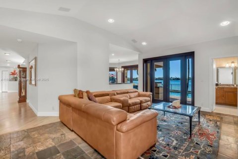 House in Pembroke Pines, Florida 6 bedrooms, 409.79 sq.m. № 1941460 - photo 18