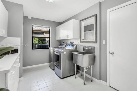 House in Pembroke Pines, Florida 6 bedrooms, 409.79 sq.m. № 1941460 - photo 28
