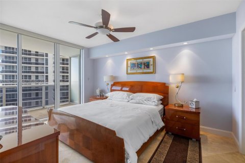 Condo in Hallandale Beach, Florida, 3 bedrooms № 2145814 - photo 14