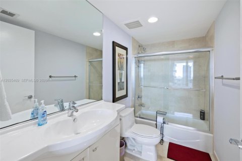 Condo in Hallandale Beach, Florida, 3 bedrooms № 2145814 - photo 13