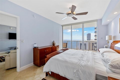 Condo in Hallandale Beach, Florida, 3 bedrooms № 2145814 - photo 12