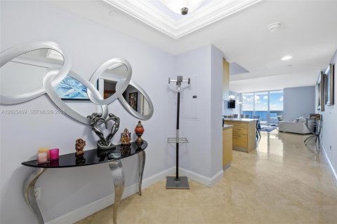 Condo in Hallandale Beach, Florida, 3 bedrooms № 2145814 - photo 18