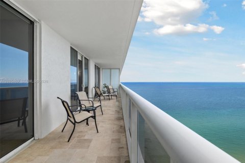 Condo in Hallandale Beach, Florida, 3 bedrooms № 2145814 - photo 21