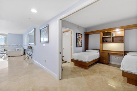 Condo in Hallandale Beach, Florida, 3 bedrooms № 2145814 - photo 16