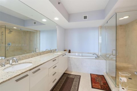 Condo in Hallandale Beach, Florida, 3 bedrooms № 2145814 - photo 11