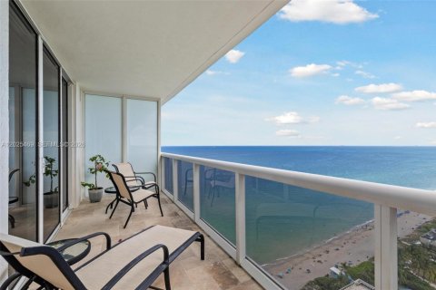 Condo in Hallandale Beach, Florida, 3 bedrooms № 2145814 - photo 20