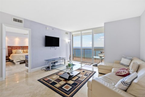 Condo in Hallandale Beach, Florida, 3 bedrooms № 2145814 - photo 2