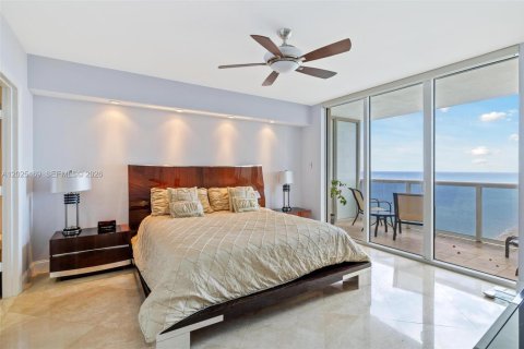 Condo in Hallandale Beach, Florida, 3 bedrooms № 2145814 - photo 9