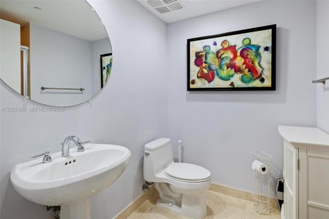 Condo in Hallandale Beach, Florida, 3 bedrooms № 2145814 - photo 17