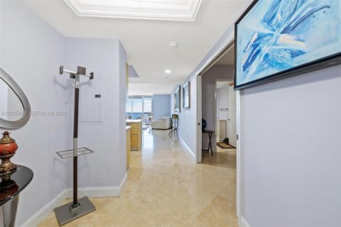 Condo in Hallandale Beach, Florida, 3 bedrooms № 2145814 - photo 19
