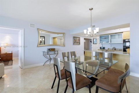 Condo in Hallandale Beach, Florida, 3 bedrooms № 2145814 - photo 4