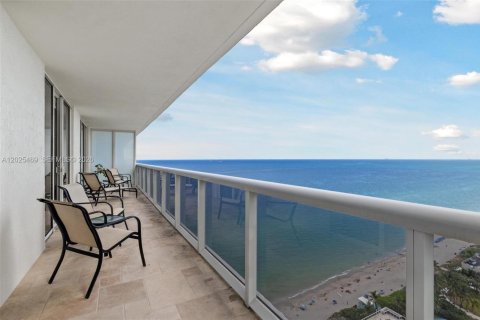 Condo in Hallandale Beach, Florida, 3 bedrooms № 2145814 - photo 23