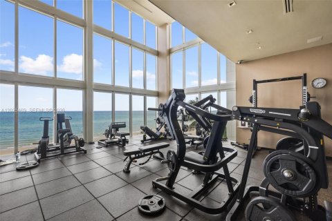 Condo in Hallandale Beach, Florida, 3 bedrooms № 2145814 - photo 25