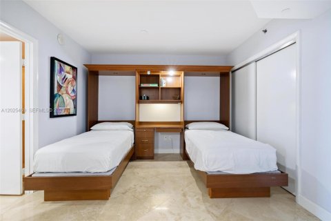 Condo in Hallandale Beach, Florida, 3 bedrooms № 2145814 - photo 15