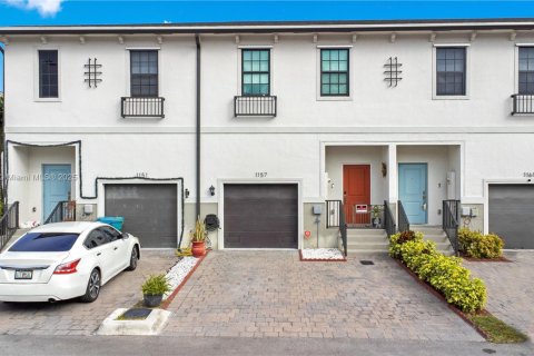 House in Florida City, Florida 3 bedrooms, 131.74 sq.m. № 1763773 - photo 1