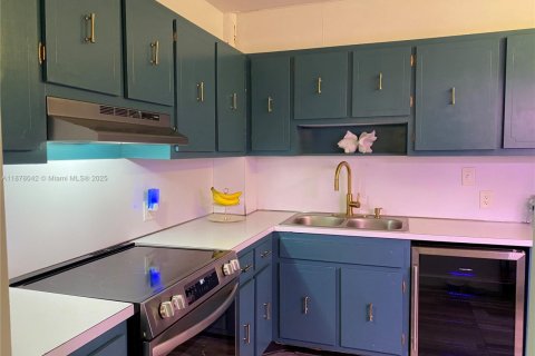 Condominio en alquiler en Hollywood, Florida, 2 dormitorios, 105.17 m2 № 1920548 - foto 3