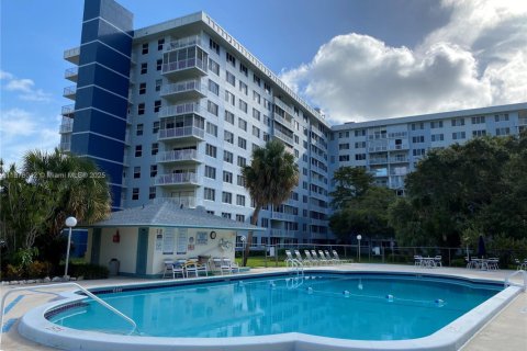 Condominio en alquiler en Hollywood, Florida, 2 dormitorios, 105.17 m2 № 1920548 - foto 1