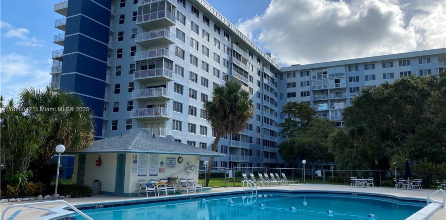 Condominio en Hollywood, Florida, 2 dormitorios  № 1920548