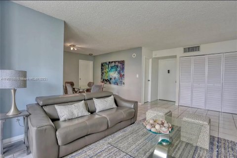 Condominio en alquiler en Sunny Isles Beach, Florida, 1 dormitorio, 71.26 m2 № 2054877 - foto 2