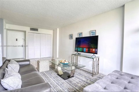 Condominio en alquiler en Sunny Isles Beach, Florida, 1 dormitorio, 71.26 m2 № 2054877 - foto 3