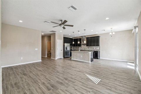 House in Spring Hill, Florida 5 bedrooms, 255.48 sq.m. № 2112941 - photo 24