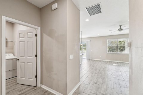 House in Spring Hill, Florida 5 bedrooms, 255.48 sq.m. № 2112941 - photo 17