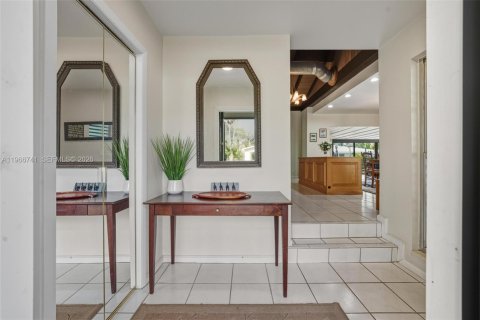 House in Fort Lauderdale, Florida 4 bedrooms, 278.99 sq.m. № 2028967 - photo 17