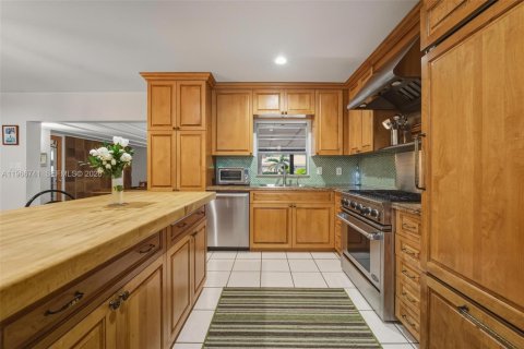 House in Fort Lauderdale, Florida 4 bedrooms, 278.99 sq.m. № 2028967 - photo 20