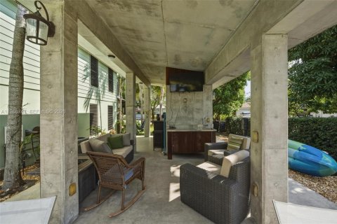 House in Fort Lauderdale, Florida 4 bedrooms, 278.99 sq.m. № 2028967 - photo 10