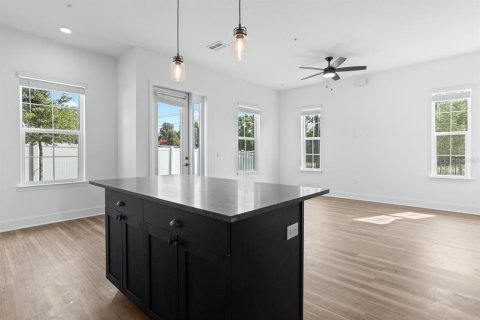 Townhouse in Tampa, Florida 3 bedrooms, 128.48 sq.m. № 2393559 - photo 7