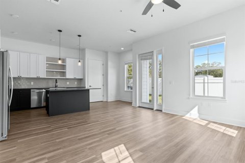 Townhouse in Tampa, Florida 3 bedrooms, 128.48 sq.m. № 2393559 - photo 10