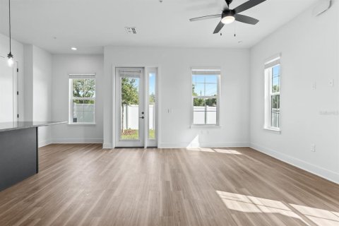 Townhouse in Tampa, Florida 3 bedrooms, 128.48 sq.m. № 2393559 - photo 12