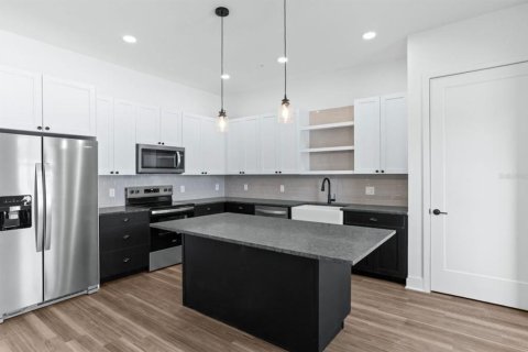 Townhouse in Tampa, Florida 3 bedrooms, 128.48 sq.m. № 2393559 - photo 3