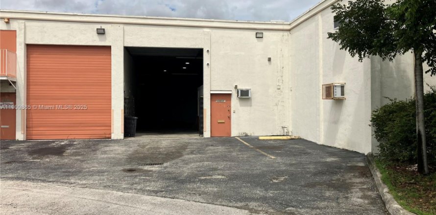 Коммерческая недвижимость в Катлер-Бей, Флорида № 1965481