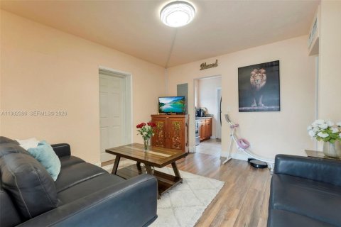 House in Pompano Beach, Florida 2 bedrooms, 63.82 sq.m. № 2047496 - photo 4