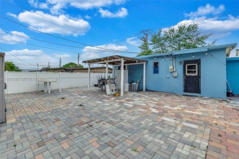 House in Pompano Beach, Florida 2 bedrooms, 63.82 sq.m. № 2047496 - photo 16