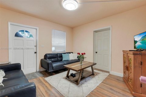 House in Pompano Beach, Florida 2 bedrooms, 63.82 sq.m. № 2047496 - photo 3