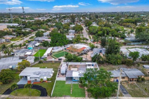 House in Pompano Beach, Florida 2 bedrooms, 63.82 sq.m. № 2047496 - photo 28