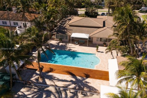 House in Golden Beach, Florida 3 bedrooms, 384.99 sq.m. № 1862910 - photo 5
