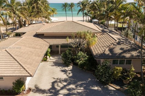 House in Golden Beach, Florida 3 bedrooms, 384.99 sq.m. № 1862910 - photo 1