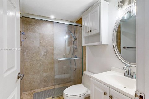 Condo in Miami, Florida, 1 bedroom  № 1945334 - photo 15