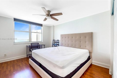 Condo in Miami, Florida, 1 bedroom  № 1945334 - photo 12