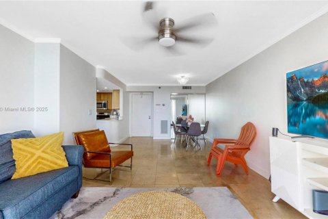 Condo in Miami, Florida, 1 bedroom  № 1945334 - photo 5