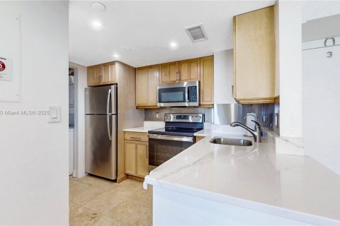 Condo in Miami, Florida, 1 bedroom  № 1945334 - photo 9