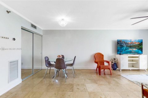 Condo in Miami, Florida, 1 bedroom  № 1945334 - photo 7