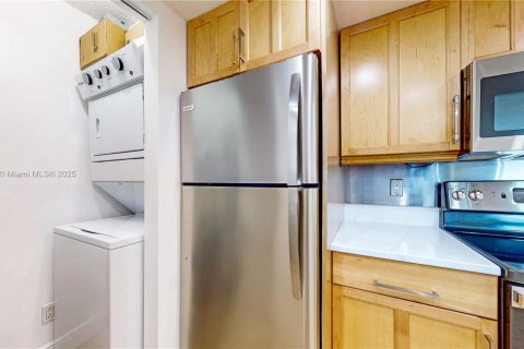 Condo in Miami, Florida, 1 bedroom  № 1945334 - photo 11