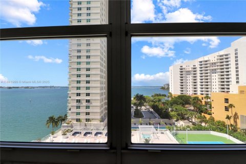 Condo in Miami, Florida, 1 bedroom  № 1945334 - photo 14